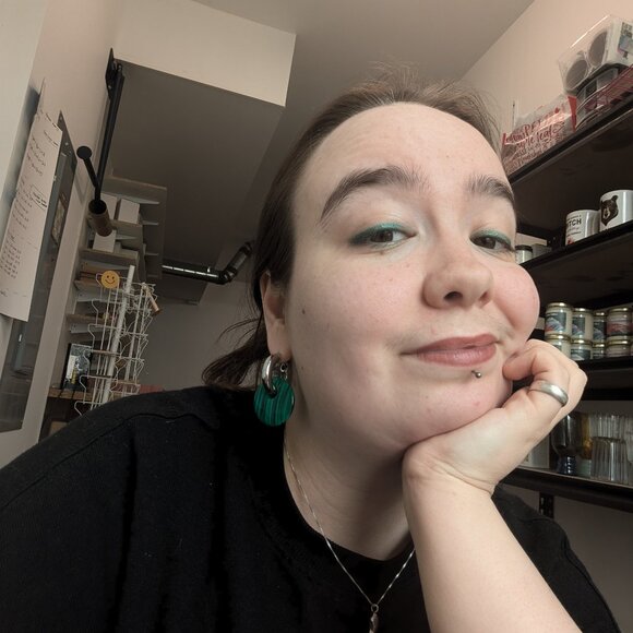 Meet your Posher, Haelie - Picture 2 of 2